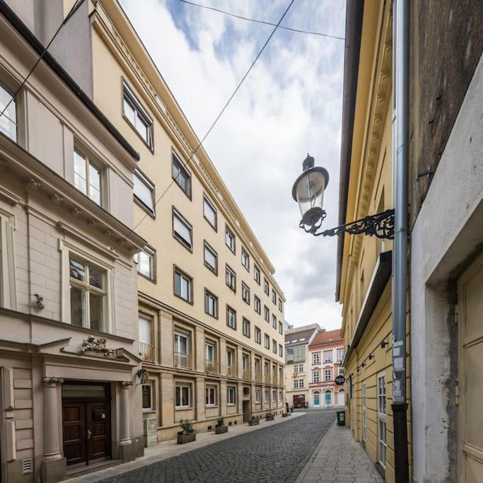 I & I Apart, Garage - Historical Old Town Bratislava Exterior photo